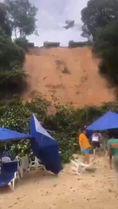 Cinco chalés são interditados após deslizamentos na Praia do Madeiro, em Pipa