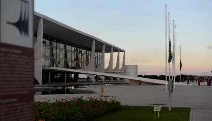 Homem tenta invadir Planalto e é contido com tiros de borracha