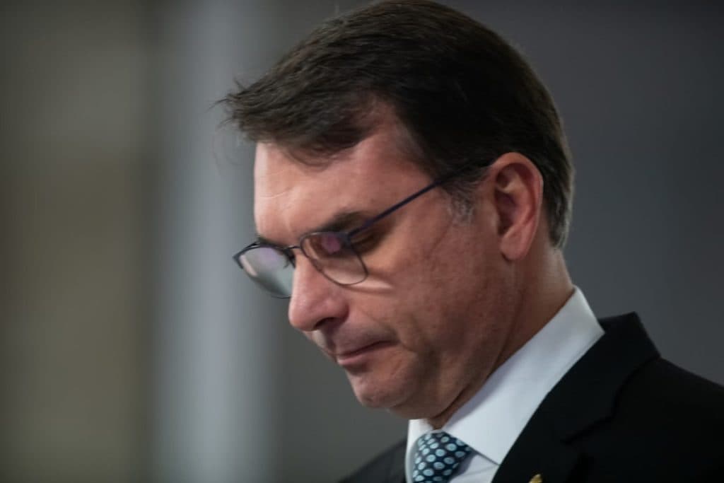 Flávio Bolsonaro se pronuncia sobre condenação do pai