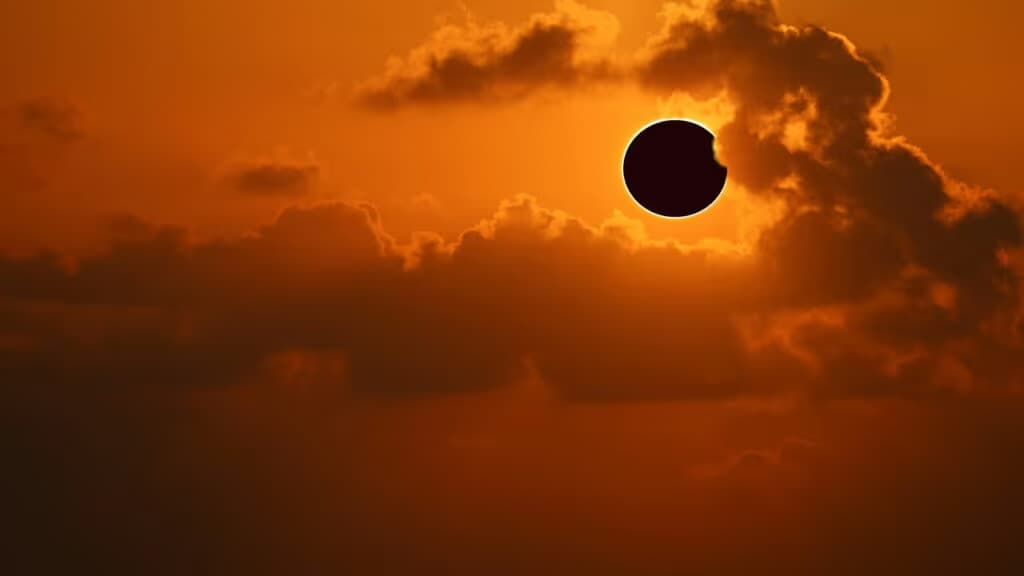 Maior eclipse solar da história vai esconder o sol por 6 minutos e causar apagão mundial