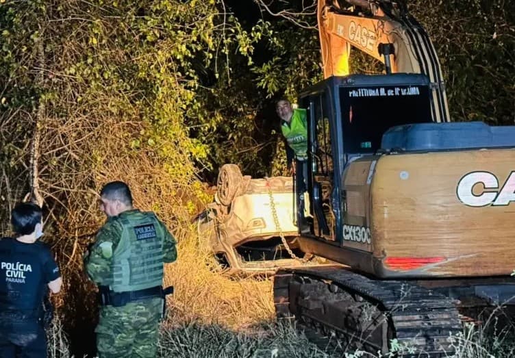FOTOS: Polícia encontra carro de homens desaparecidos há um mês no PR; veículo estava enterrado com marcas de sangue e tiros