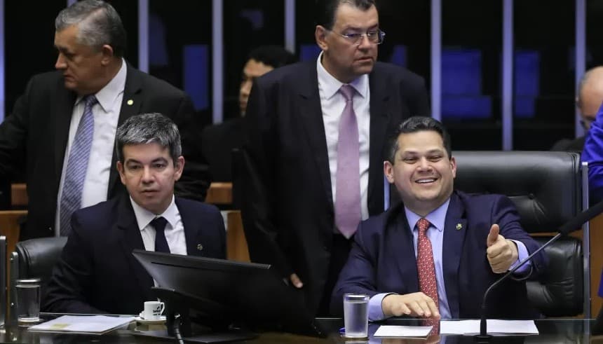 Pressionado por anistia e CPMI do INSS, governo Lula libera R$ 2,2 bilhões em emendas Pix em um dia
