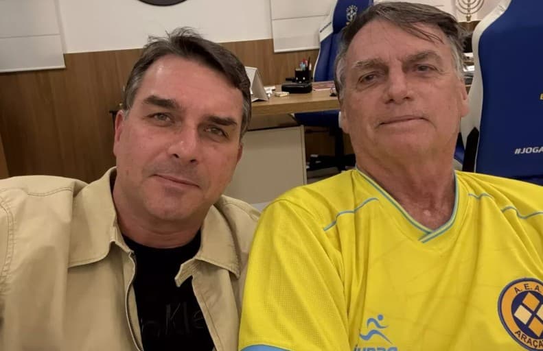 Bolsonaro "não está com saúde" e "segue firme, mas indignado", diz Flávio