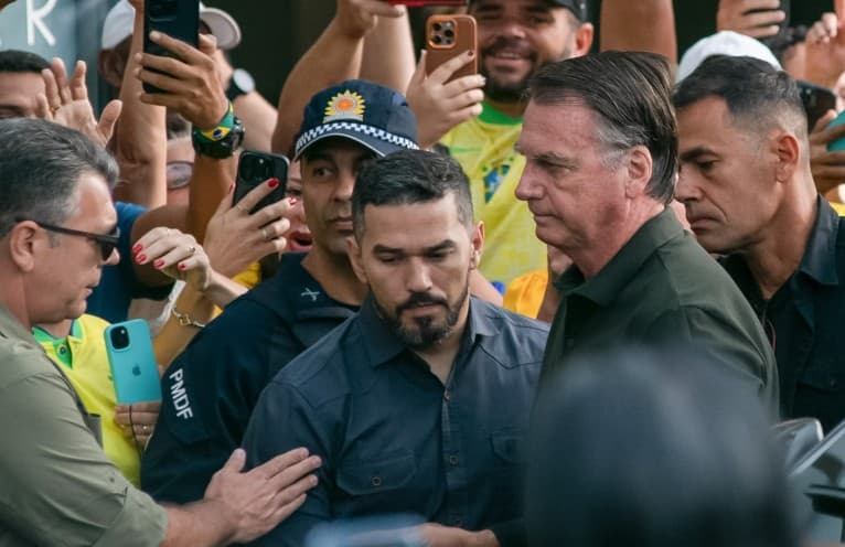 Apoiadores vão a hospital em 1ª saída de Bolsonaro após condenação