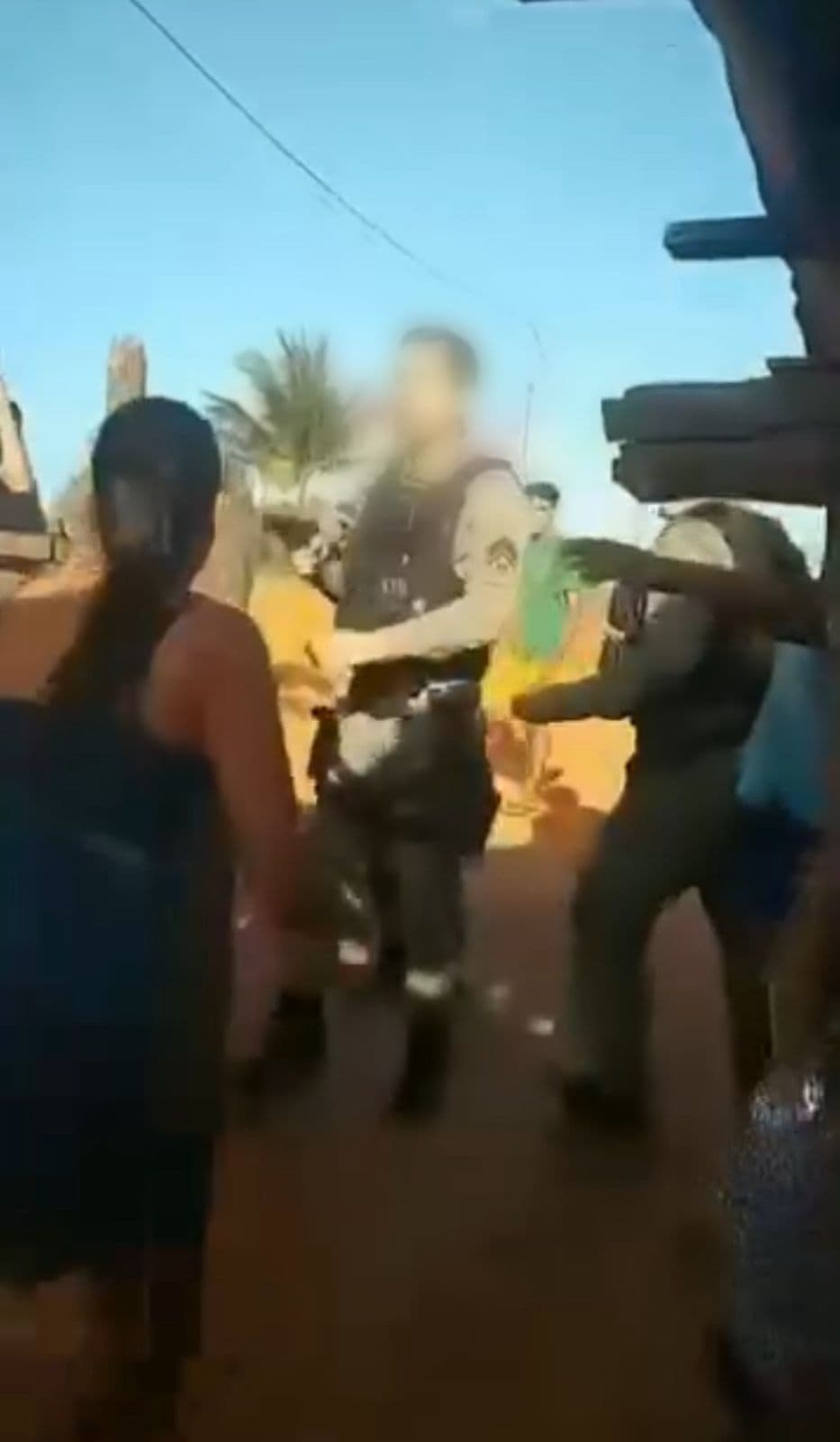 VÍDEO: Policiais são ameaçados com facão e pedaço de madeira em ocorrência no interior do RN