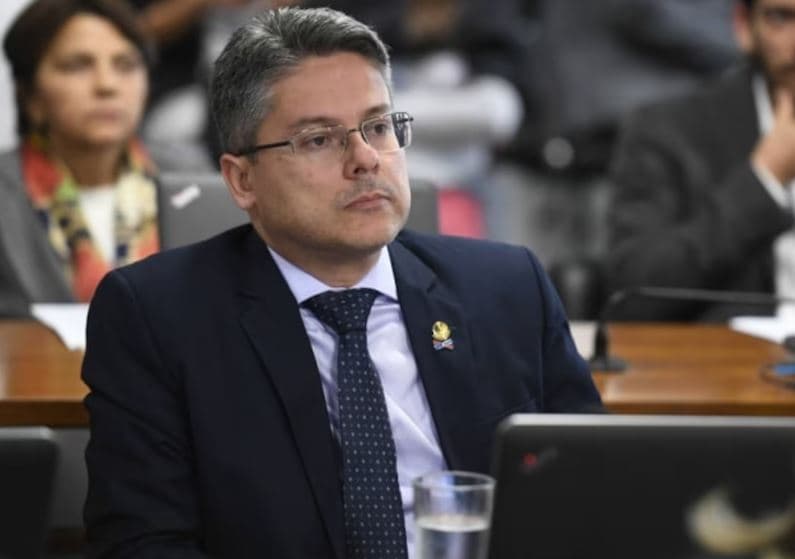 Relator promete apresentar na quarta-feira (24) relatório contra PEC da Blindagem no Senado