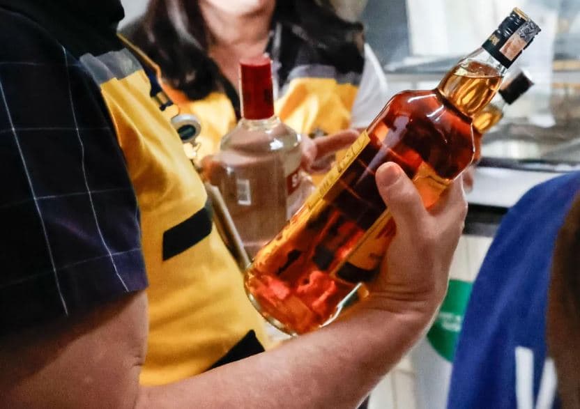 Casos de intoxicação por metanol acendem alerta e médicos recomendam evitar consumo de bebidas alcoólicas