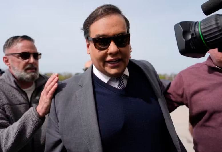 Ex-deputado George Santos deixa prisão após perdão de Trump nos EUA