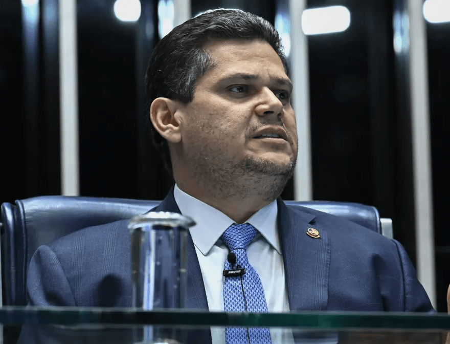 Alcolumbre desconversa sobre possível indicação de Messias ao STF