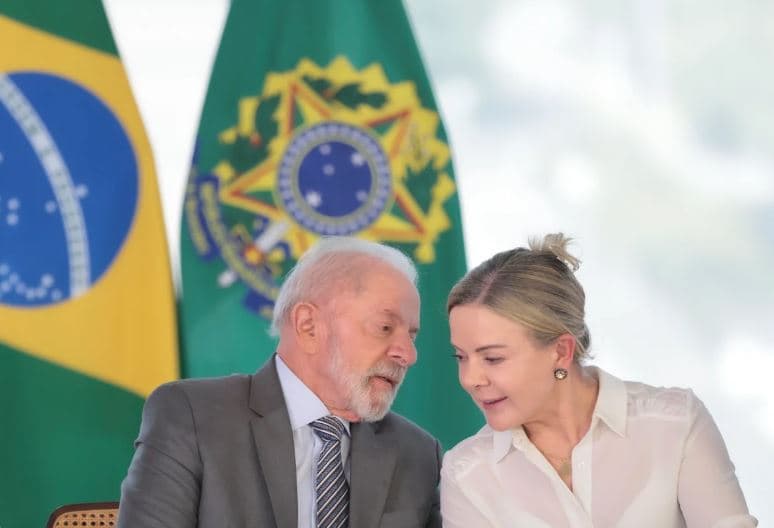 Com luz verde de Lula, Gleisi parte para o corte de cargos do Centrão