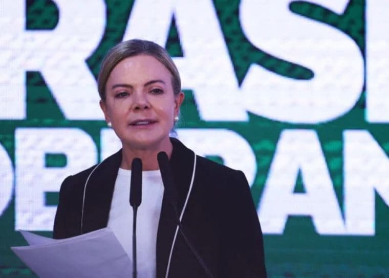 Gleisi tenta medir força da base e promete reorganizar articulação com Centrão
