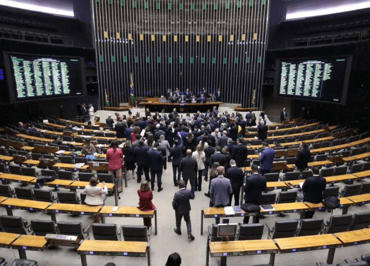 Câmara aprova PEC que garante aposentadoria especial e novas regras para agentes de saúde