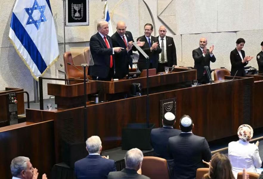 Trump é ovacionado de pé no Parlamento de Israel durante libertação de reféns