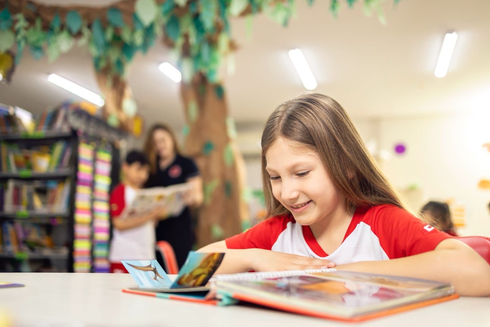Alunos da Maple Bear Natal leem até 2 mil livros e celebram o hábito da leitura na Semana da Biblioteca