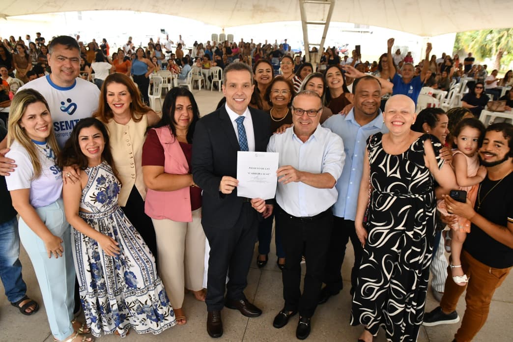 Eriko Jácome recebe de Paulinho Freire projeto que regulariza a Carreira SUAS dos servidores da assistência social