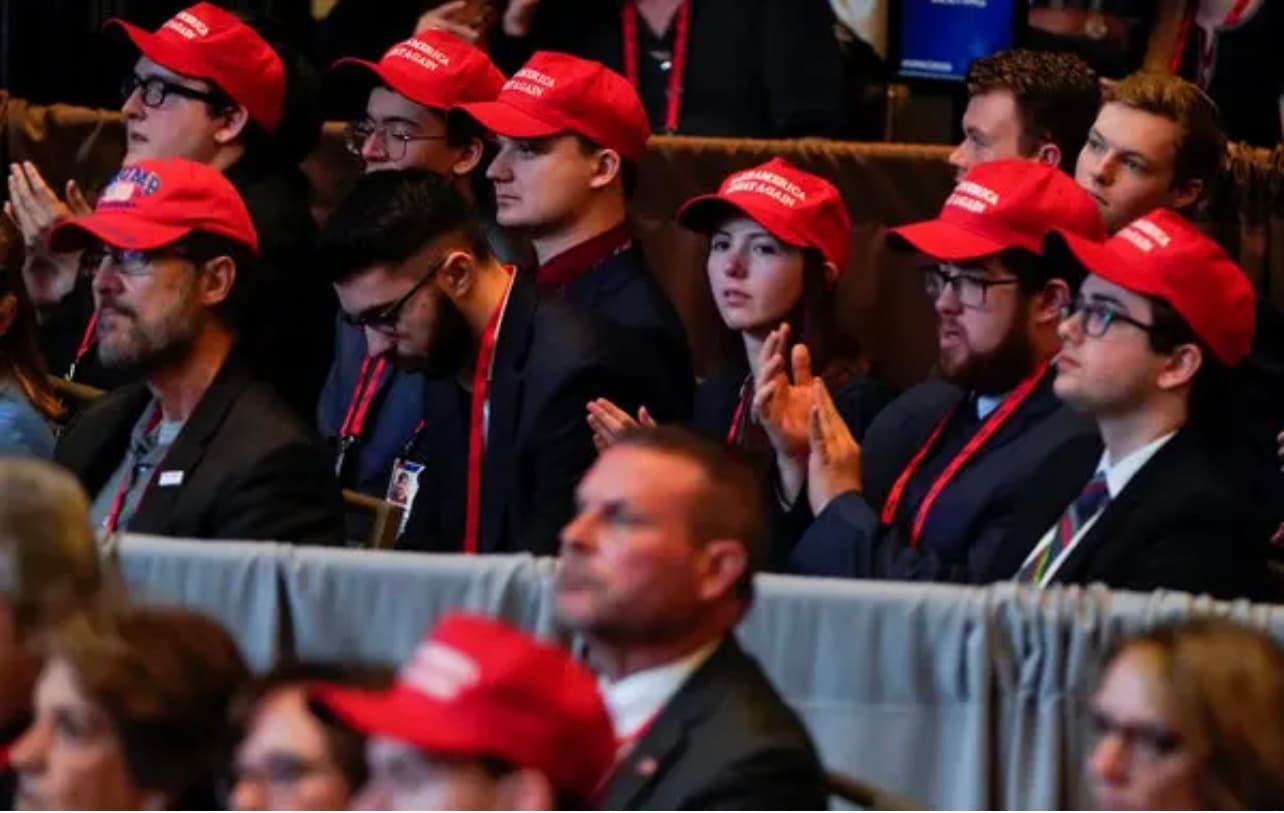 Bonés em homenagem a Trump são usados no Parlamento de Israel