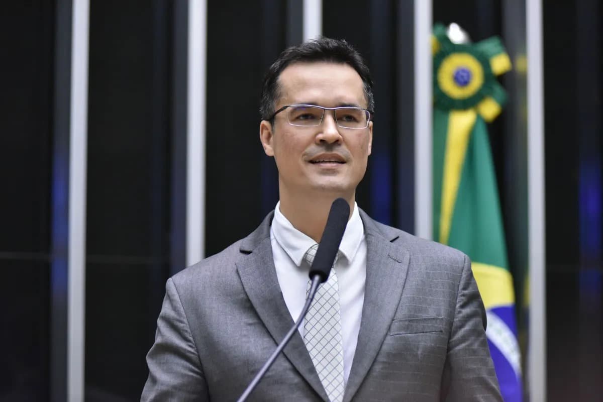 Dallagnol pede suspensão de decreto que amplia apoio da Presidência à Janja