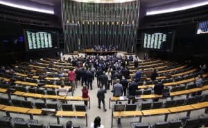 Câmara começa votação que pode zerar IR de 16 milhões de brasileiros e taxar “super-ricos”
