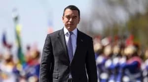 Carro do presidente do Equador é atacado por multidão; Noboa não se feriu