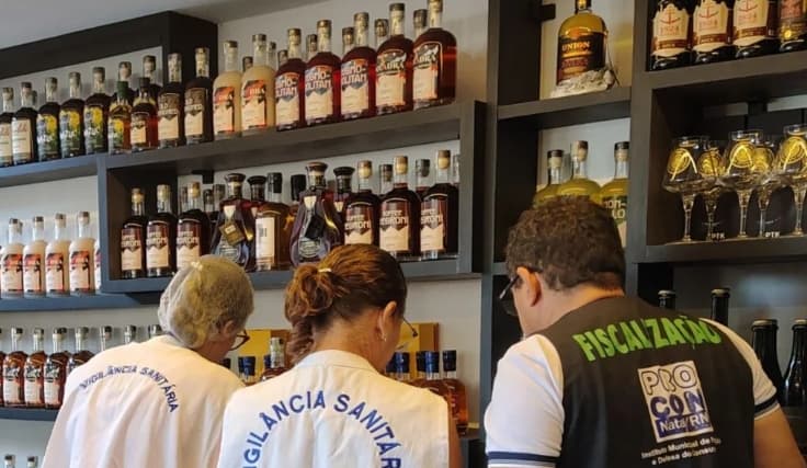 Procon detona bares com bebidas vencidas em Natal: 136 litros no lixo e dois estabelecimentos autuados