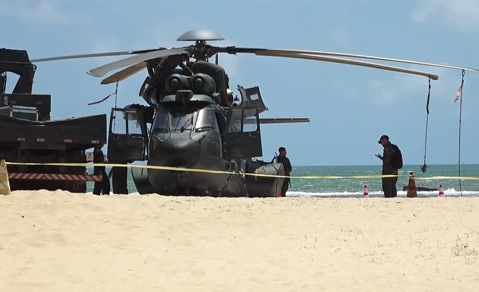 Helicóptero da FAB que realizou pouso forçado continua na praia de Barra do Rio