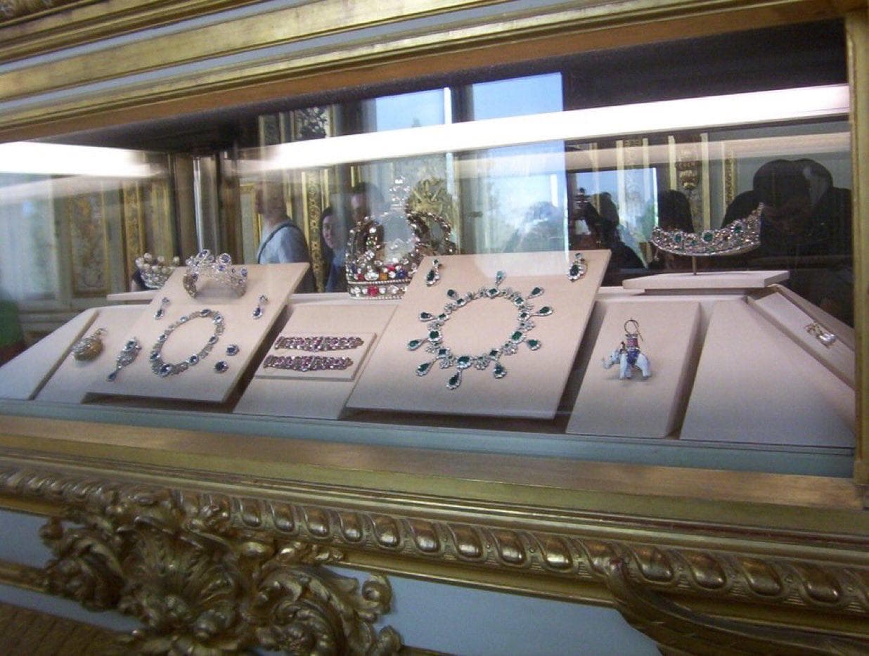 MUSEU DO LOUVRE: Quais são as joias roubadas? Conheça as peças e como são organizadas