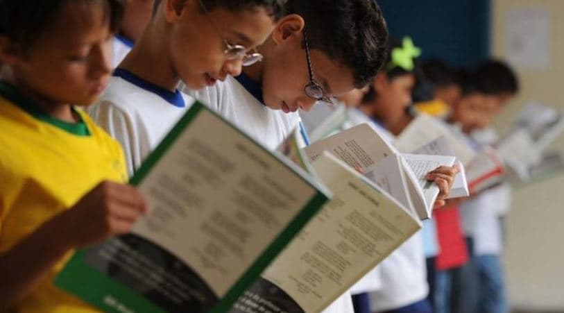 Governo Lula ainda busca recursos para comprar livros didáticos para 2026