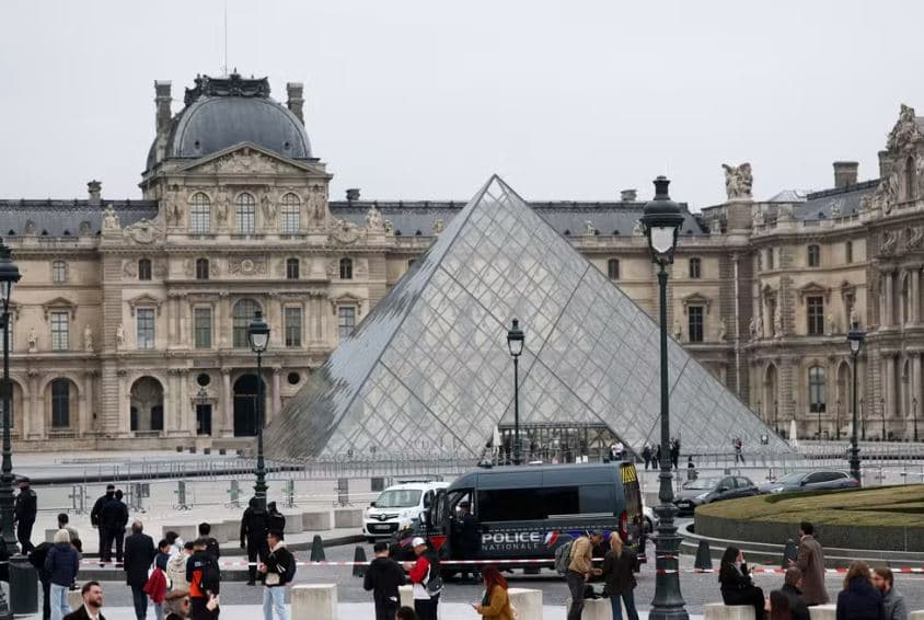 Museu do Louvre, em Paris, é fechado após roubo de joias: "patrimônio inestimável"