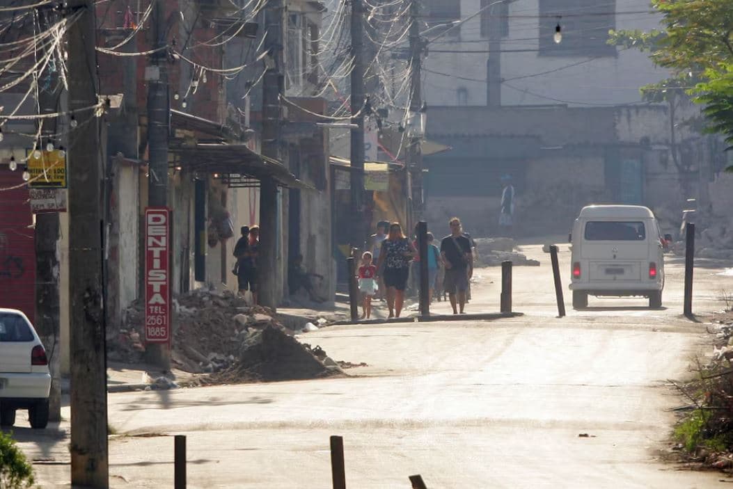 Comando Vermelho copia milícia e lucra com gás, internet e transporte em favelas