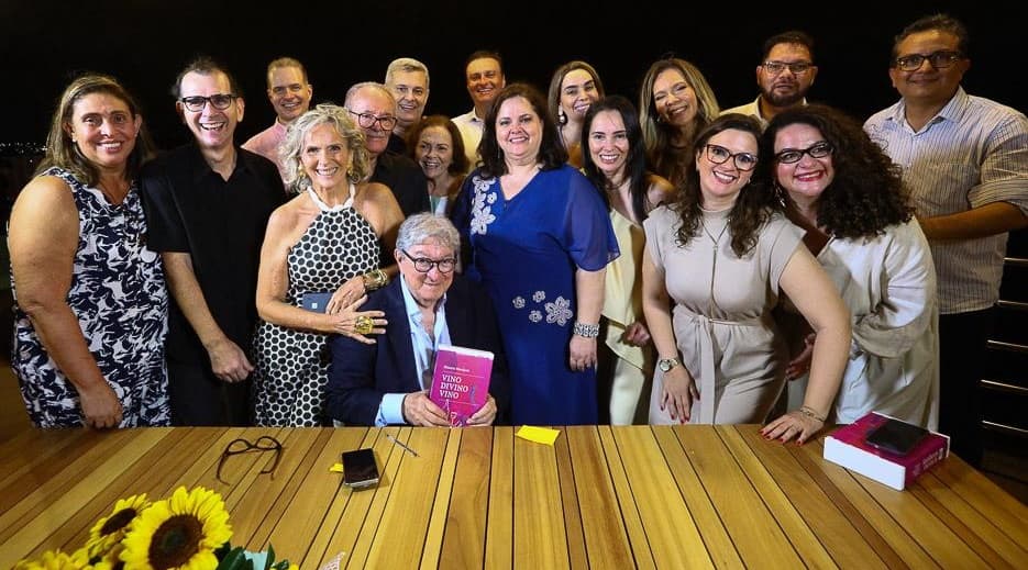 Entre amigos, música e espumante, Elmano Marques brinda o lançamento de “Vino, Divino Vino”