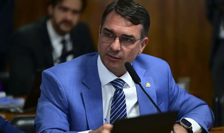 Flávio explode contra Moraes e diz que STF monta “força-tarefa para matar Bolsonaro”