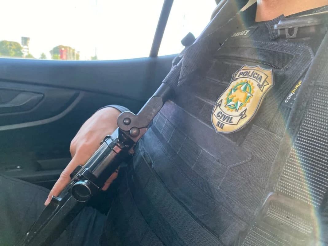Homem mata companheira grávida a tiros em condomínio na Grande Natal