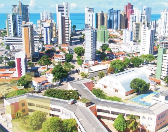 Moradores e comerciantes reclamam de falta de energia elétrica no bairro de Petrópolis na manhã deste domingo (9)