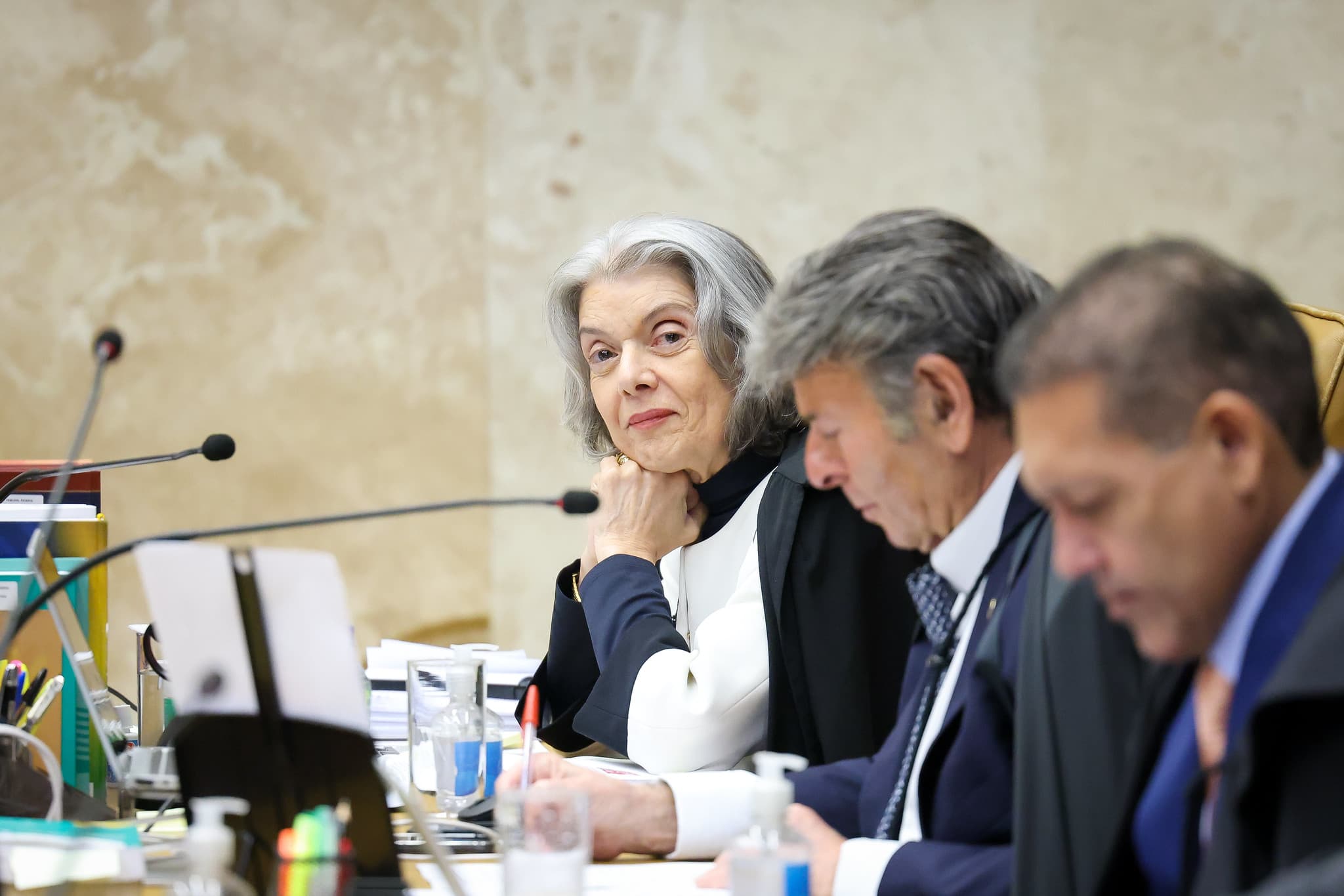 ‘Não é pela conduta profissional, é por eu ser mulher', diz Cármen Lúcia ao falar de ataques