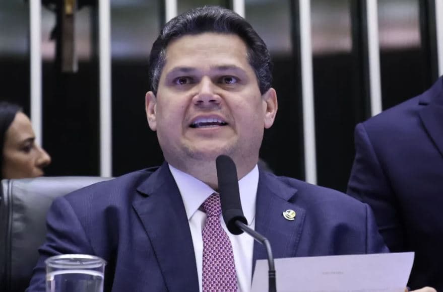 Alcolumbre dá recado a Lula e diz que ‘causa perplexidade' tentativa indevida do Executivo de interferir na sabatina para vaga no STF