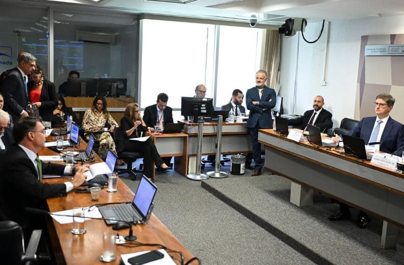 VÍDEO: Flávio Bolsonaro acusa Gonet de conluio com STF durante sabatina: “Não tem vergonha?”