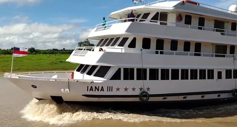 LUXO E ESCANDÂLO: Lula troca navio da Marinha por iate de empresário enrolado com crime eleitoral