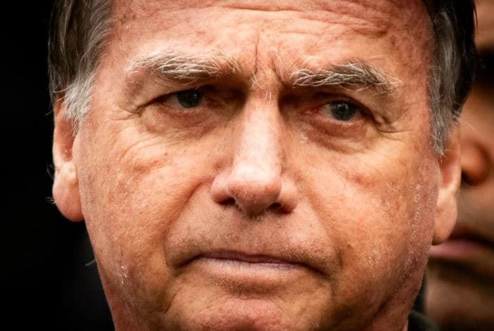 Em crise, Bolsonaro soluça há 23 horas e tem apresentado quadro de vômito, seguido de broncoaspiração