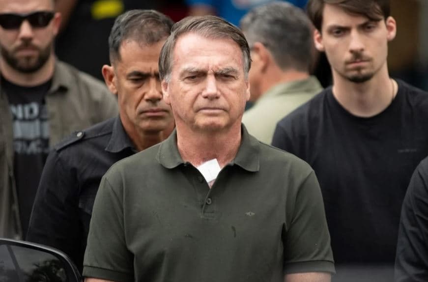 Moraes rejeita pedido de prisão domiciliar humanitária para Jair Bolsonaro