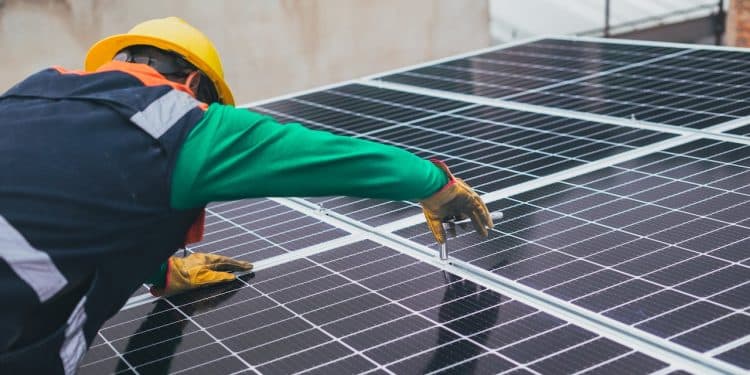 Consumidores com energia solar relatam aumento expressivo em contas após cobrança de ICMS