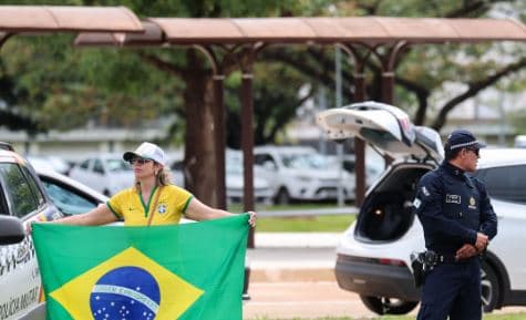 Superintendência da PF tem buzinaço e trompetista tocando marcha fúnebre após prisão de Bolsonaro