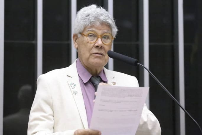 Deputado do PSol quer mudar lema da bandeira do Brasil: "Amor, Ordem e Progresso"