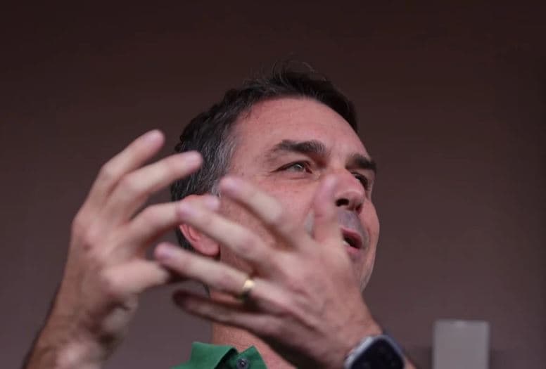 Flávio Bolsonaro nega divisão na direita e exalta Tarcísio como “peça-chave” de 2026