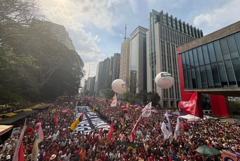 Esquerda ocupa ruas contra Congresso e tenta barrar redução de penas do 8 de Janeiro