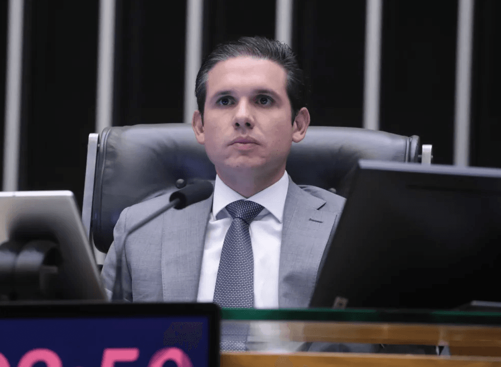 Prazo do STF encurrala Hugo Motta e acelera decisão sobre mandato de Zambelli