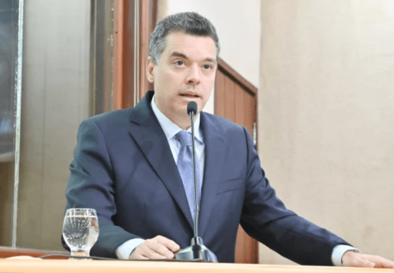 Walter se descola da esquerda, rejeita a direita e acena para um projeto de centro em 2026
