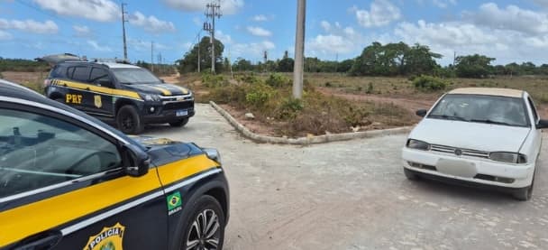 Veículo roubado circulava com placa clonada e cai em blitz da PRF na Grande Natal