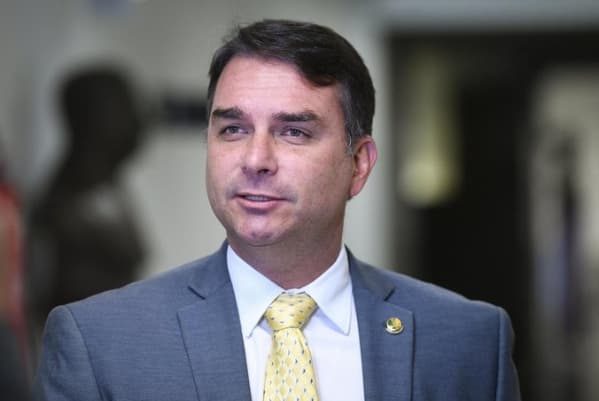 MUDANÇA: Pré-campanha de Flávio Bolsonaro anuncia saída de marqueteiro e contratação de Eduardo Fischer