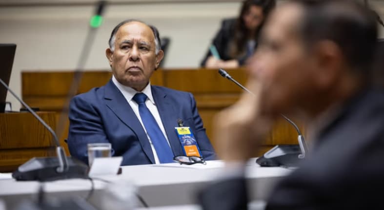 Chile afasta magistrado da Suprema Corte por corrupção; Gilmar Mendes blinda STF no Brasil