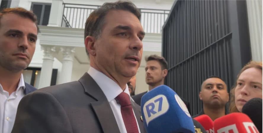 Em SP, Flávio almoça com empresários e diz que aprendeu com "erros do pai"